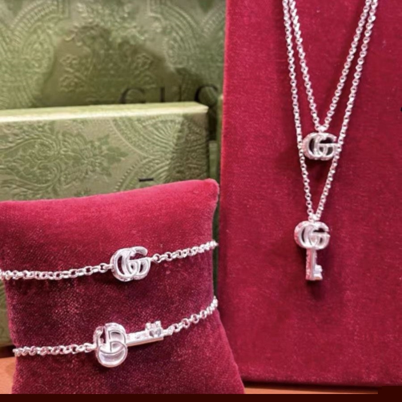G*u*i necklaces